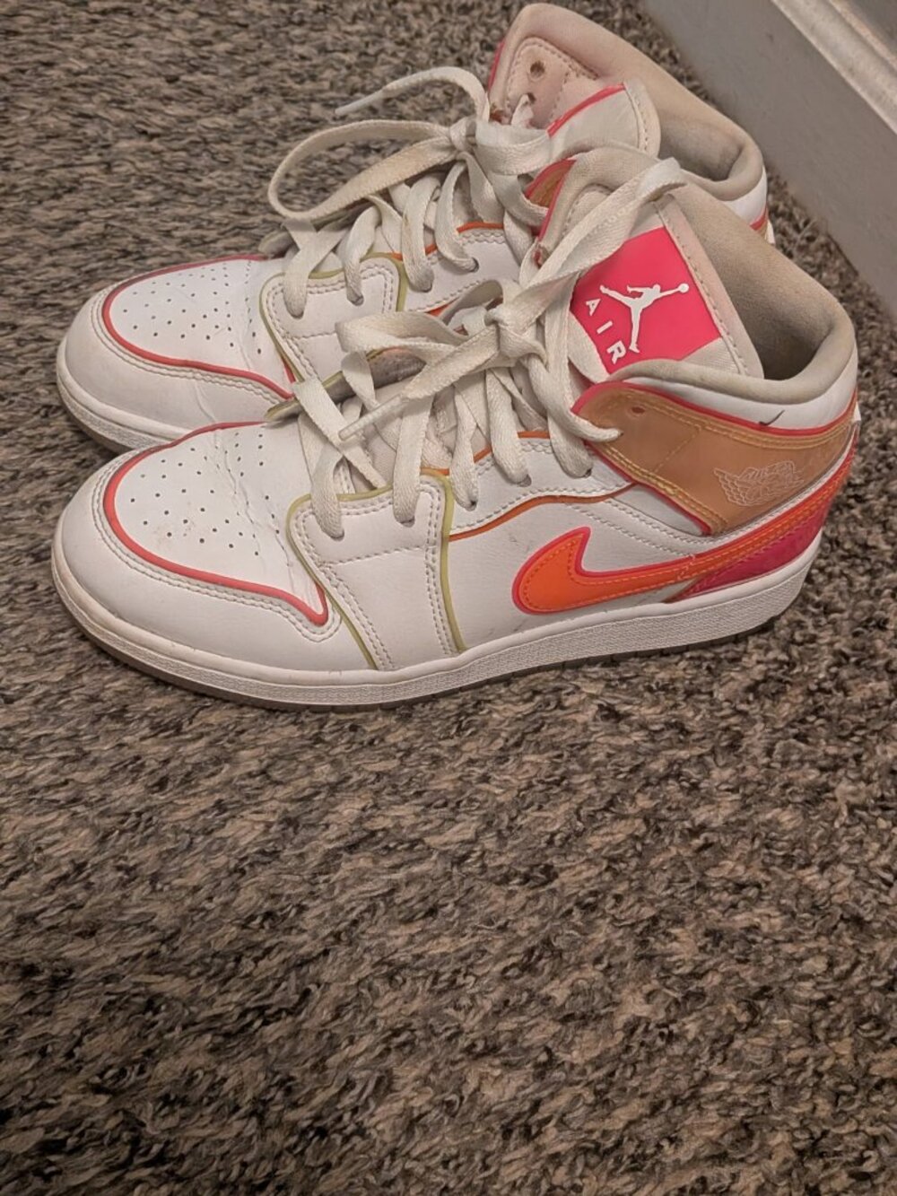Nike Air Jordan 1 Mid SE GS 'Edge Glow' size 5Y